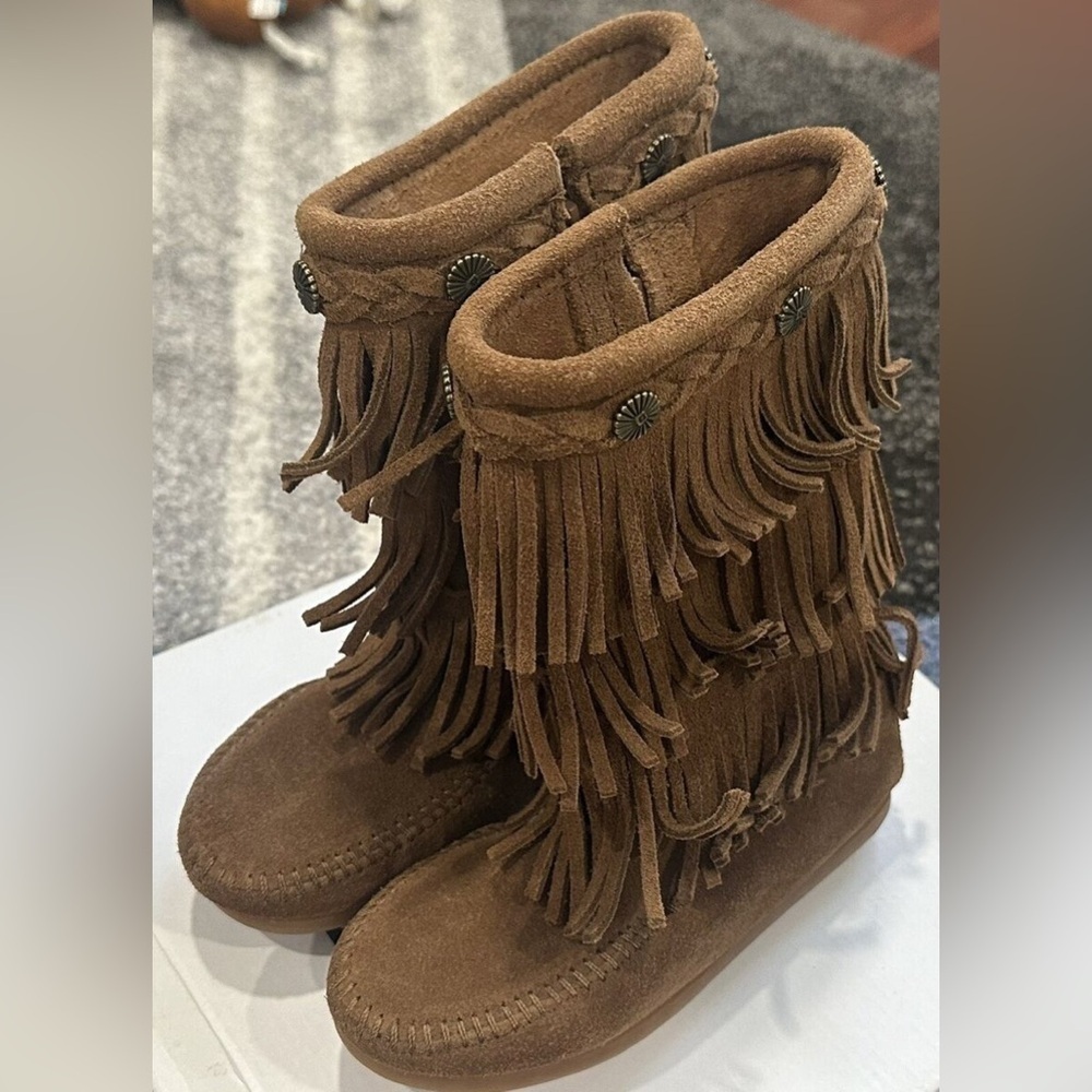 Minnetonka 3 Layer Fringe Boot milk chocolate Brown Size 4 kids retired color